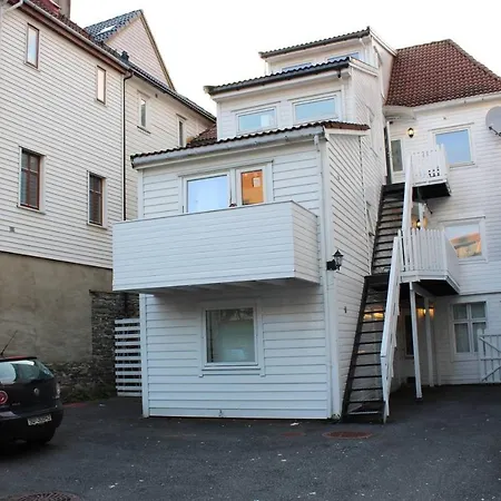 Central, Free Parking, Private Balcony. Ls203
